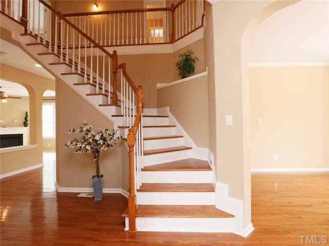 8608 Churchdown Court Raleigh, NC 27613 - Photo 4 of 25 Foyer