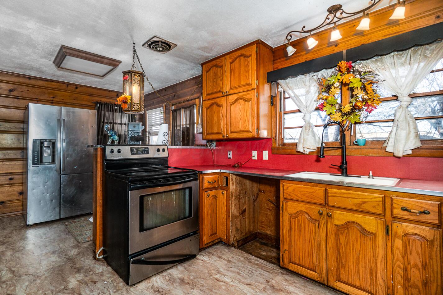 11 Travis Circle Tulia, TX 79088 - Photo 7 of 21 a kitchen with stainless steel appliances granite countertop a stove and a refrigerator