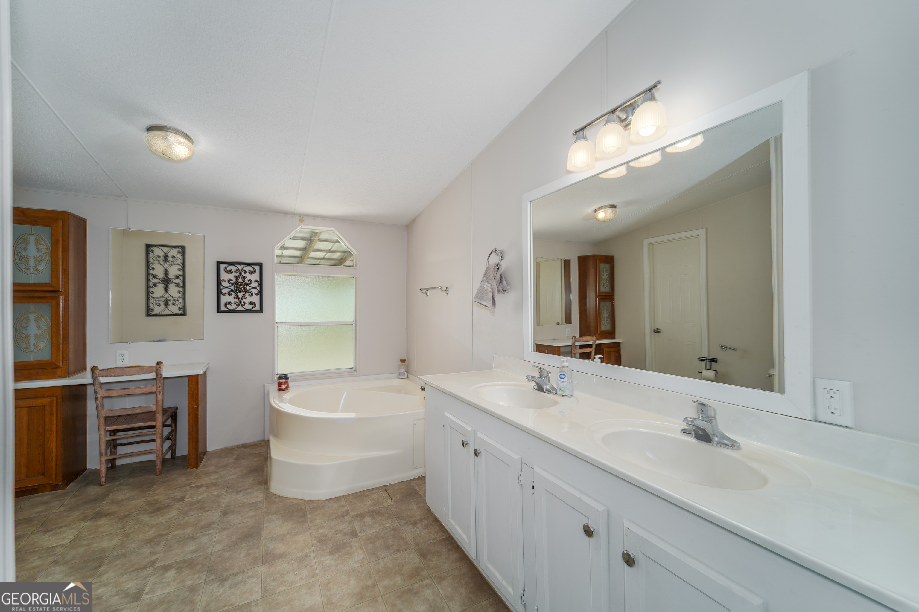 3642 Tanner Lane Waycross, GA 31503 - Photo 31 of 36 a bathroom with a sink a large mirror and a bathtub