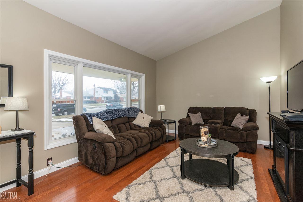 17730 Rainbow Road Fraser, MI 48026 - Photo 5 of 25 50006160-4.JPG