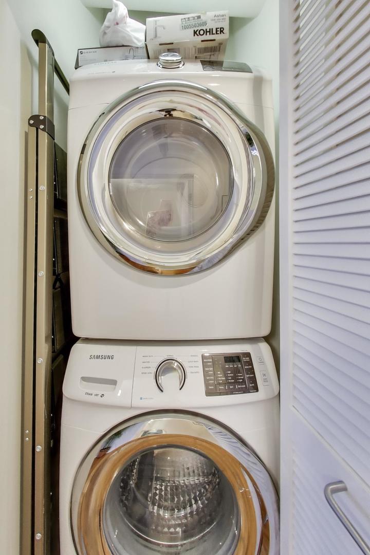 901 West Madison Street, Unit 710 Chicago, IL 60607 - Photo 16 of 35 a utility room with dryer and washer