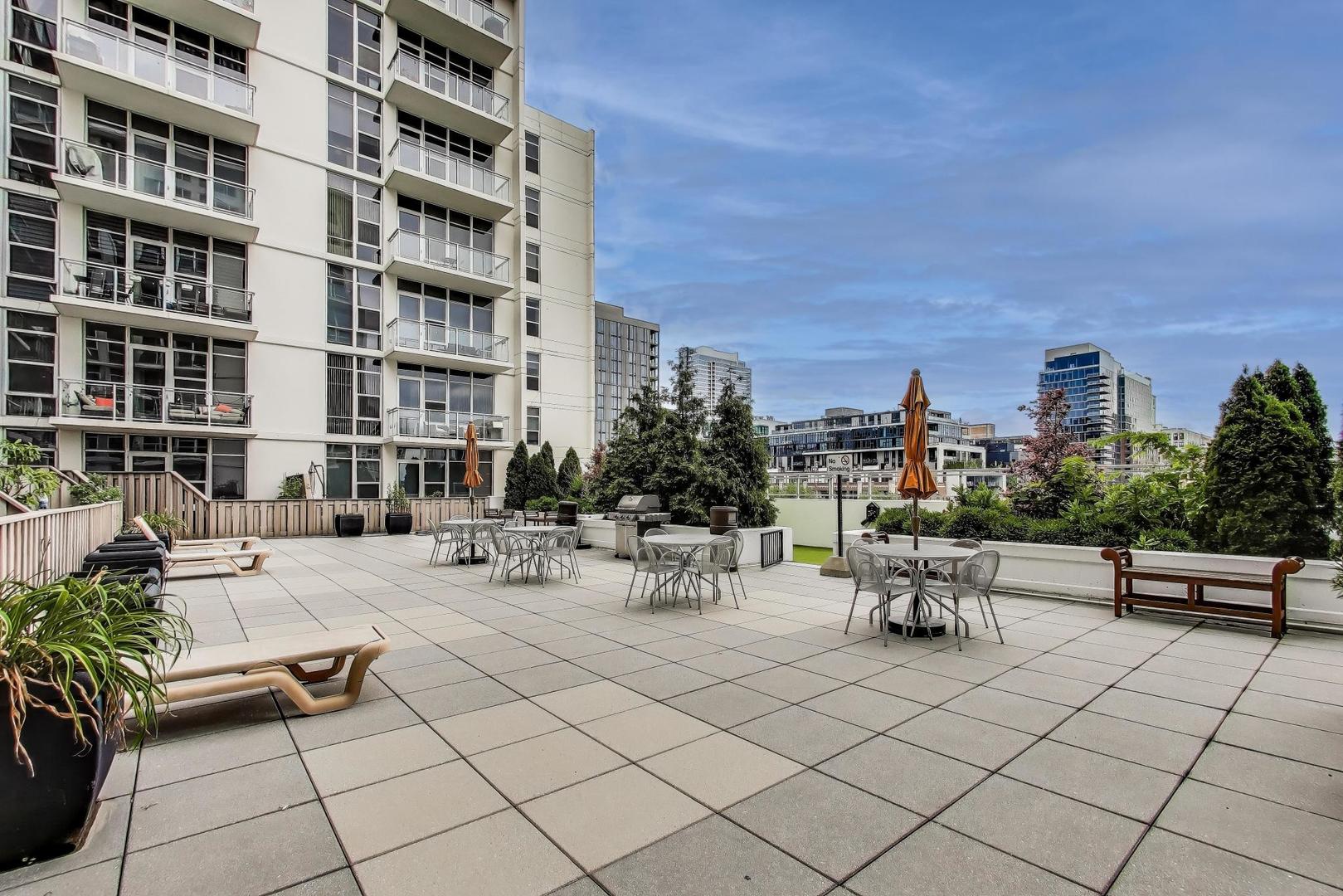 901 West Madison Street, Unit 710 Chicago, IL 60607 - Photo 29 of 35 a view of a terrace with sitting area