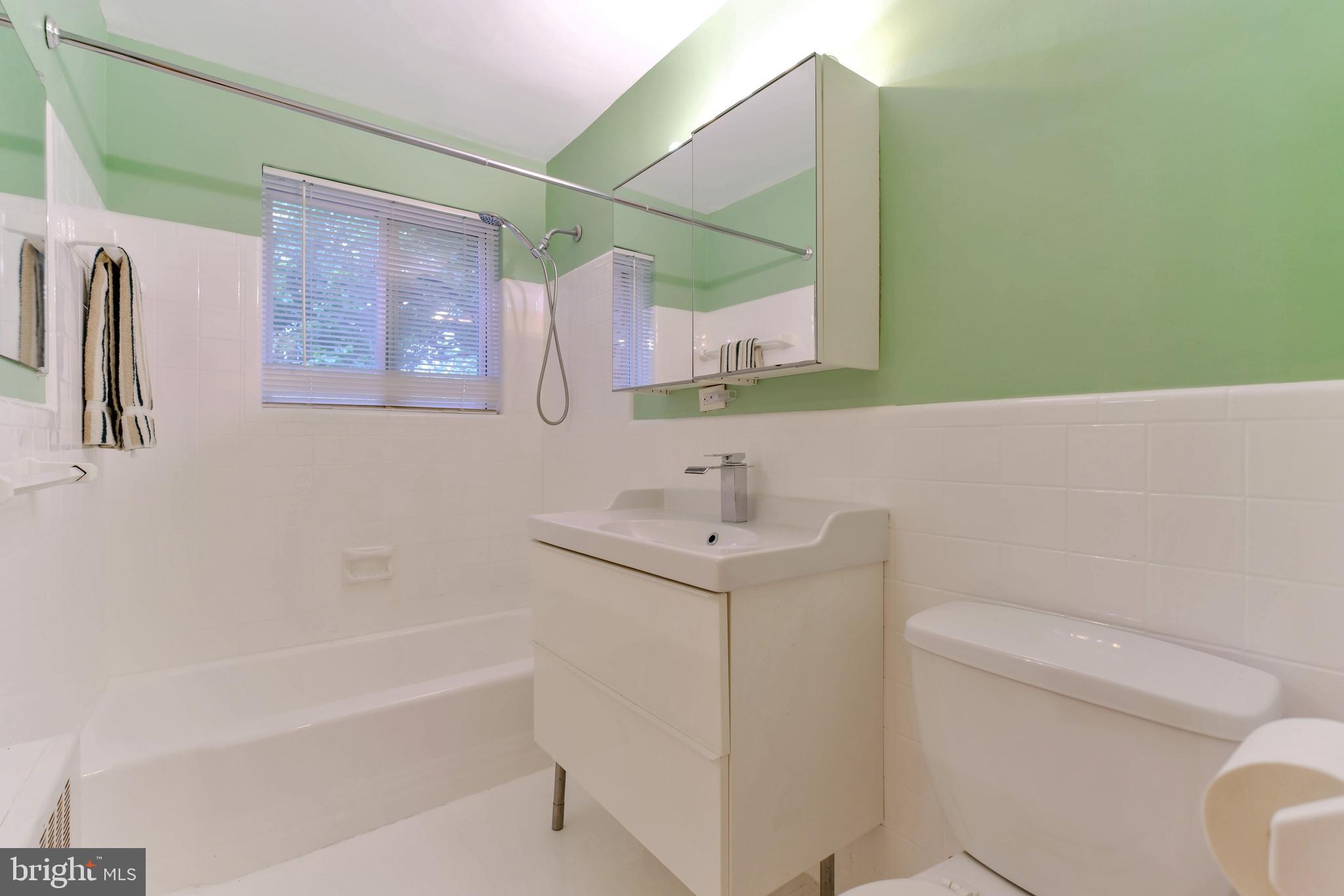 5101 8th Road South, Unit 102 Arlington, VA 22204 - Photo 16 of 16 Bathroom