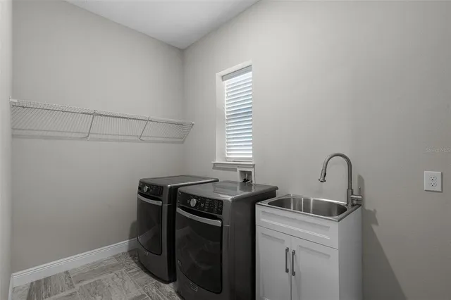 a view of a livingroom with furniture and a ceiling fan