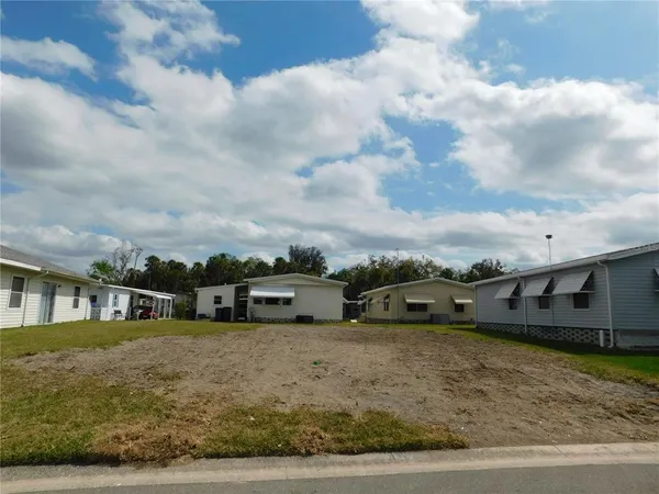 a view of houses with sky view
