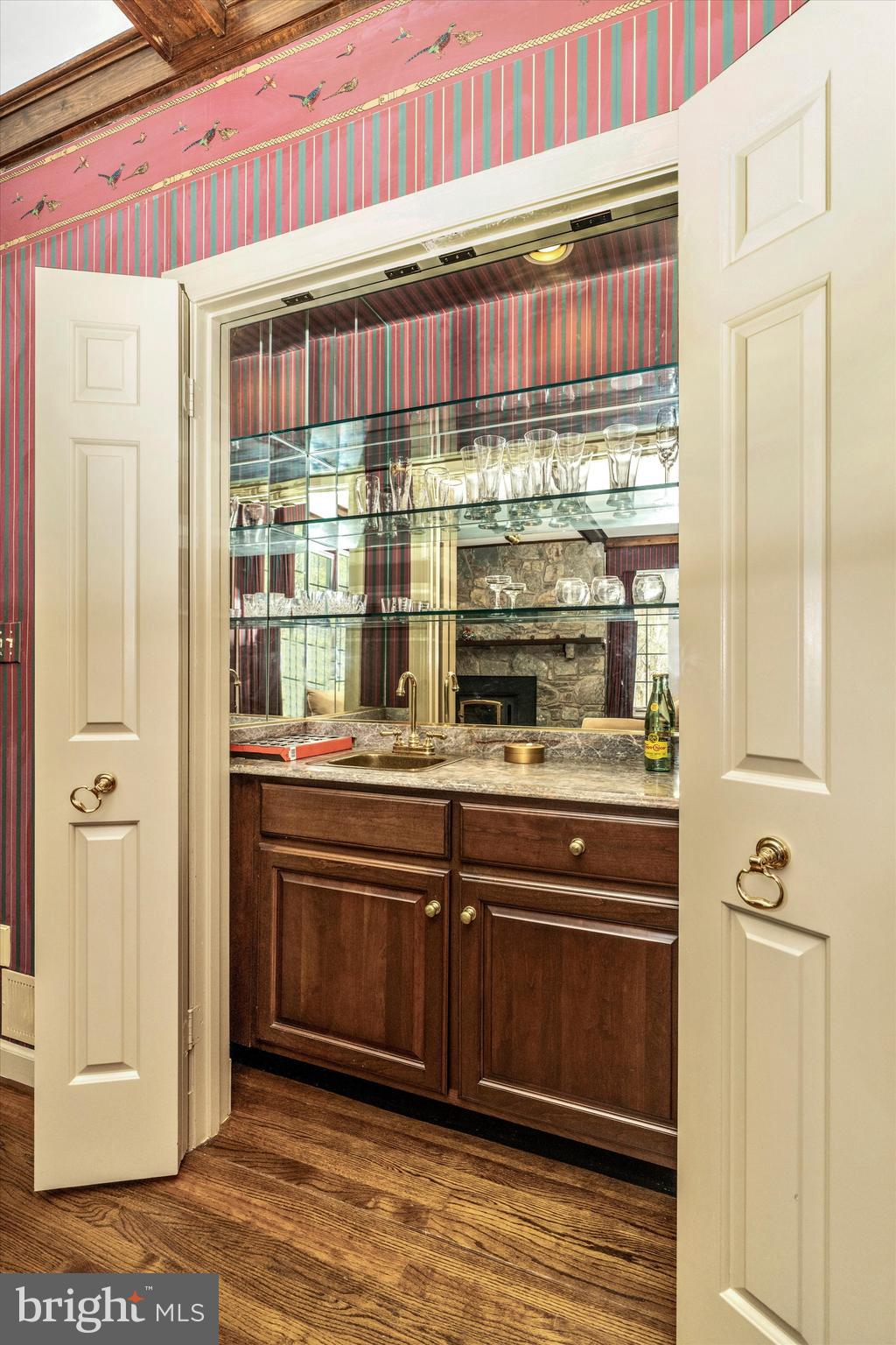 12929 Esworthy Road North Potomac, MD 20878 - Photo 16 of 42 Wet bar