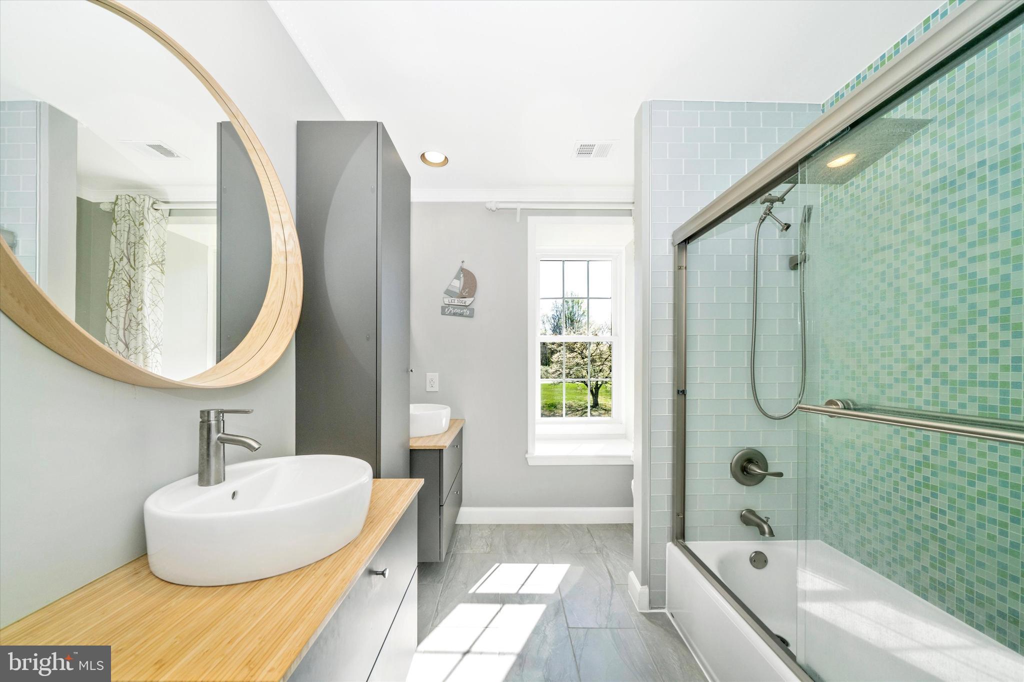 12929 Esworthy Road North Potomac, MD 20878 - Photo 27 of 42 Hallway full bath