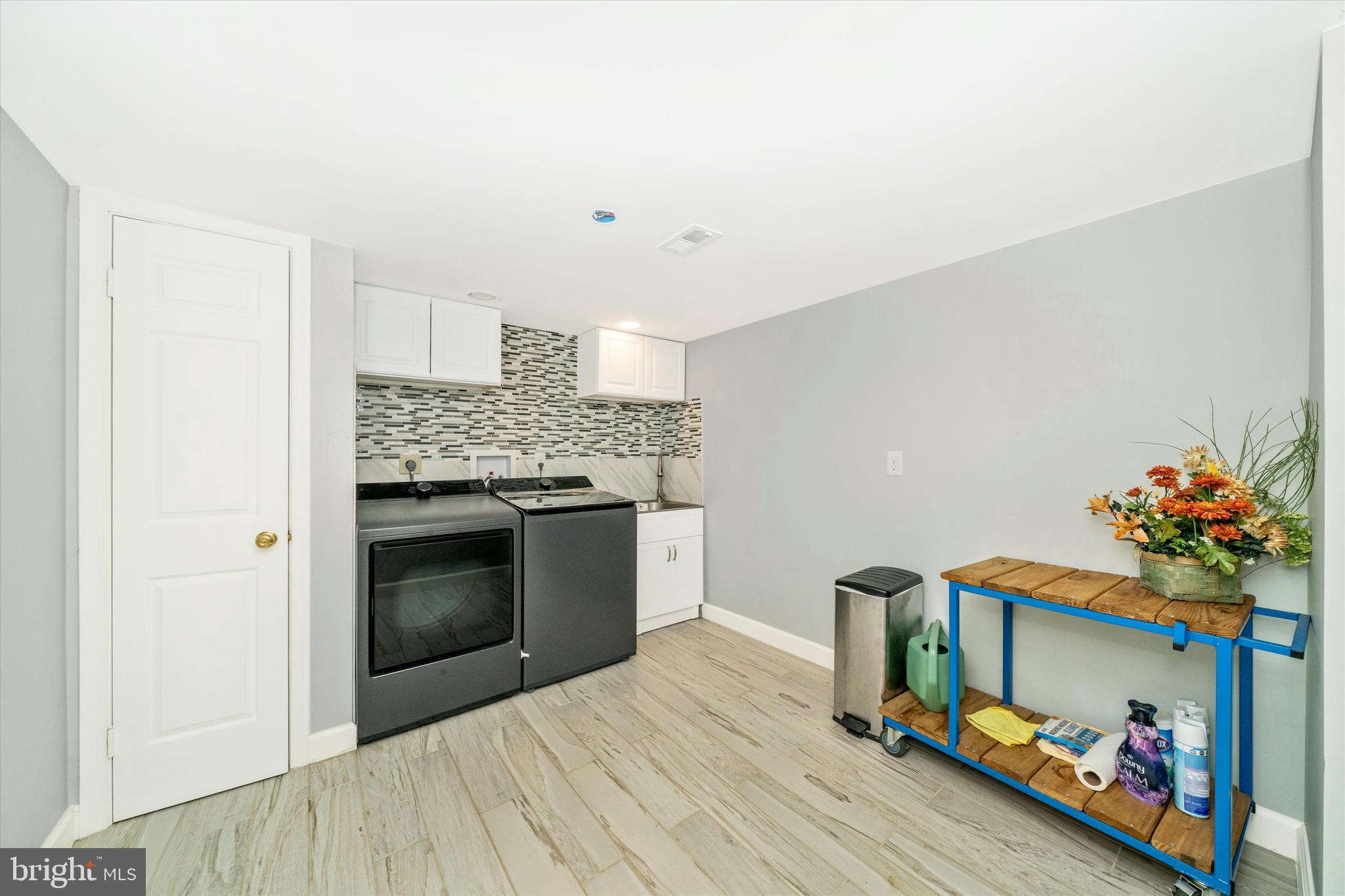 12929 Esworthy Road North Potomac, MD 20878 - Photo 32 of 42 Laundry room