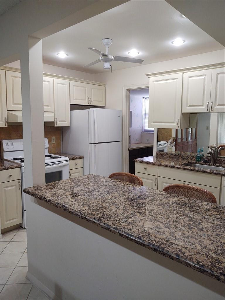 7200 Northwest 2nd Avenue, Unit 28 Boca Raton, FL 33487 - Photo 4 of 19 Laundry room off the kitchen....