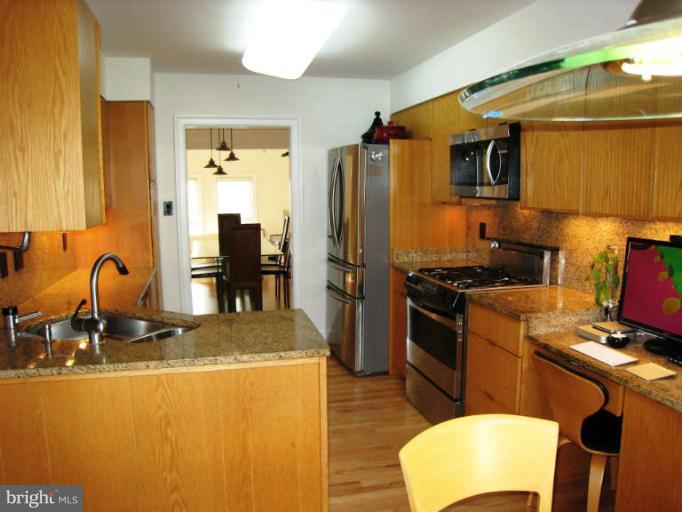8312 Rising Ridge Way Bethesda, MD 20817 - Photo 10 of 29 Kitchen View #2