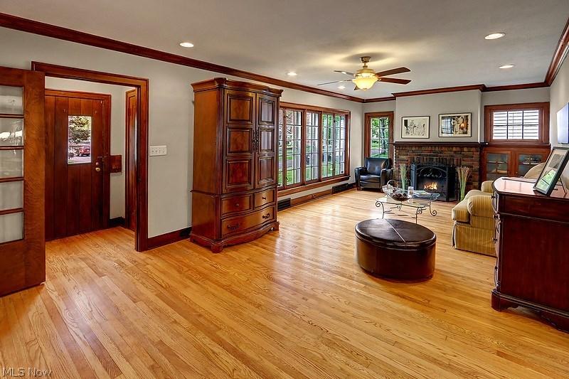 3272 East Scarborough Road Cleveland, OH 44118 - Photo 3 of 18 Lots of natural light!