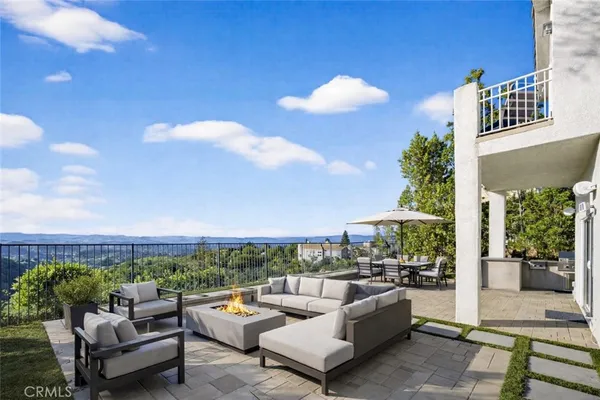 $1,945,000 | 22535 Blueridge Court, Calabasas, CA 91302