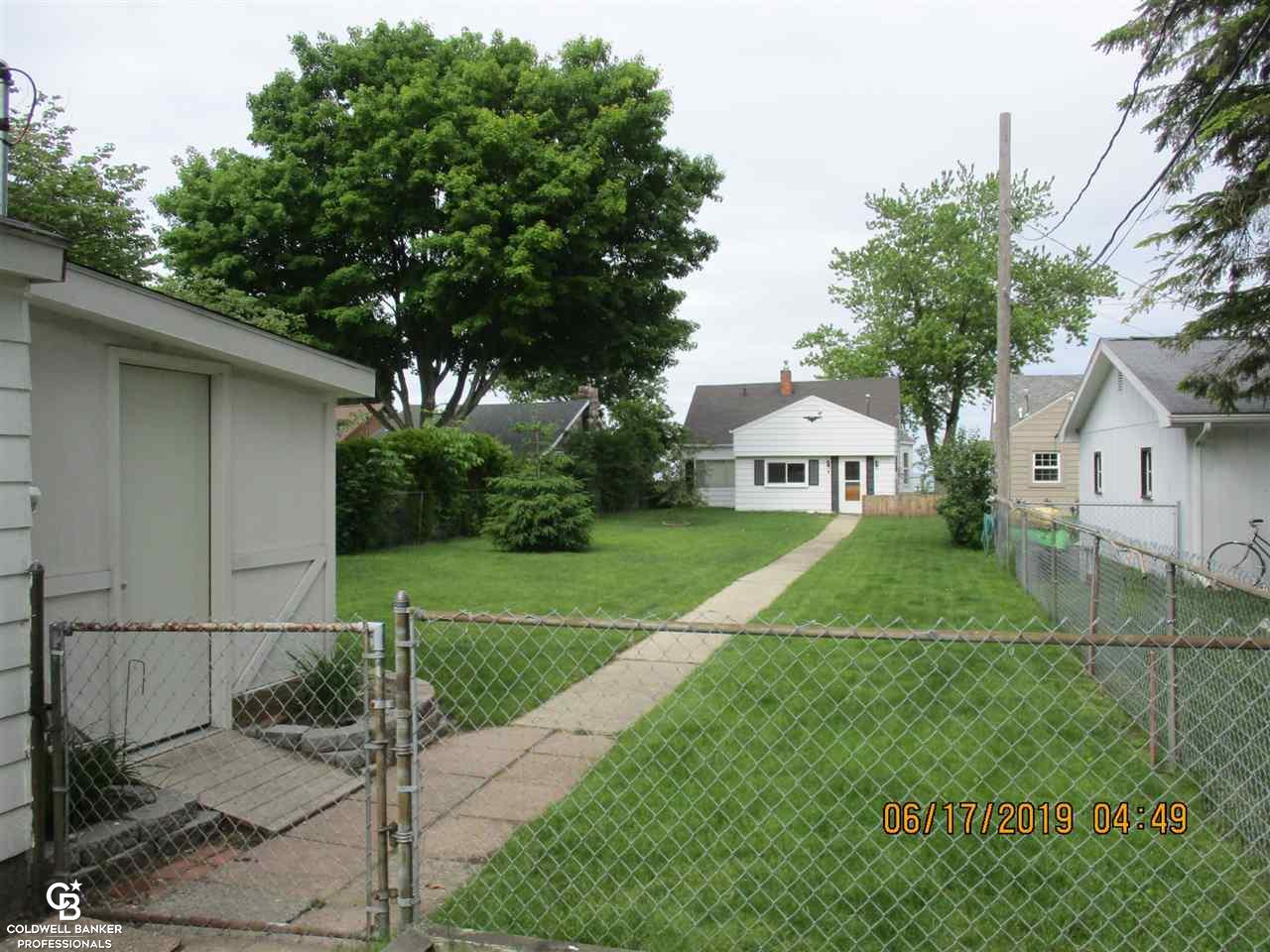 5338 Lakeshore Road Fort Gratiot, MI 48059 - Photo 4 of 41 31384276-3.JPG