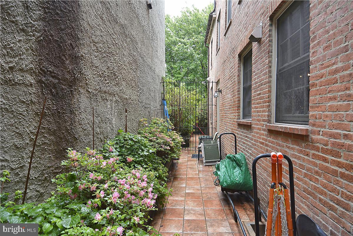 115 West Lee Street Baltimore, MD 21201 - Photo 18 of 71 Side yard