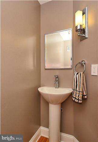 115 West Lee Street Baltimore, MD 21201 - Photo 37 of 71 Half bath off Family Room