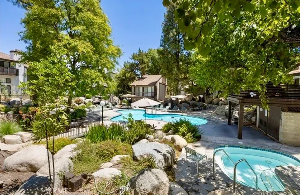 $4,050 | 21545 Erwin Street, Unit 105, Woodland Hills, CA 91367