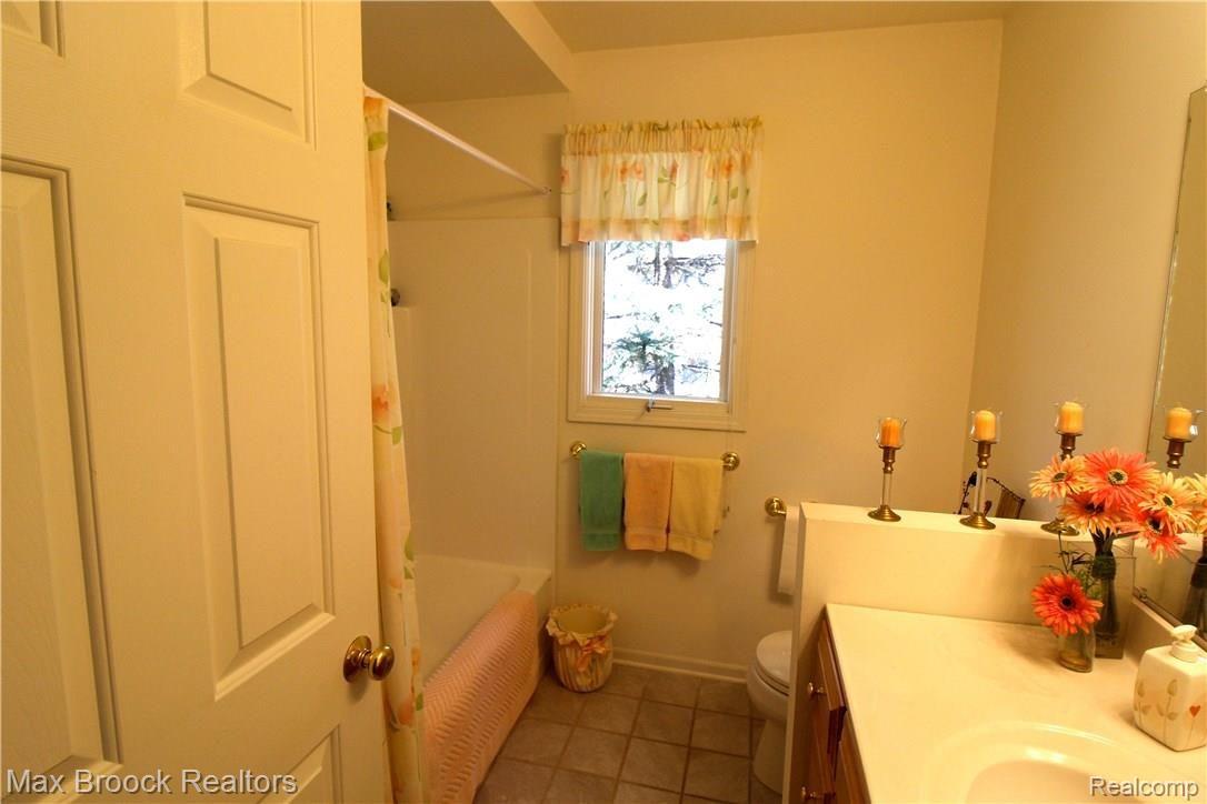2554 Pine Ridge Road West Bloomfield, MI 48324 - Photo 28 of 38 full guest bath