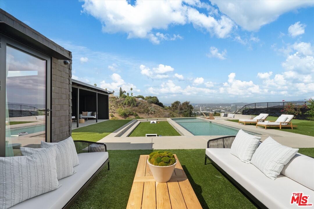 5255 Veronica Street Los Angeles, CA 90008 - Photo 2 of 75