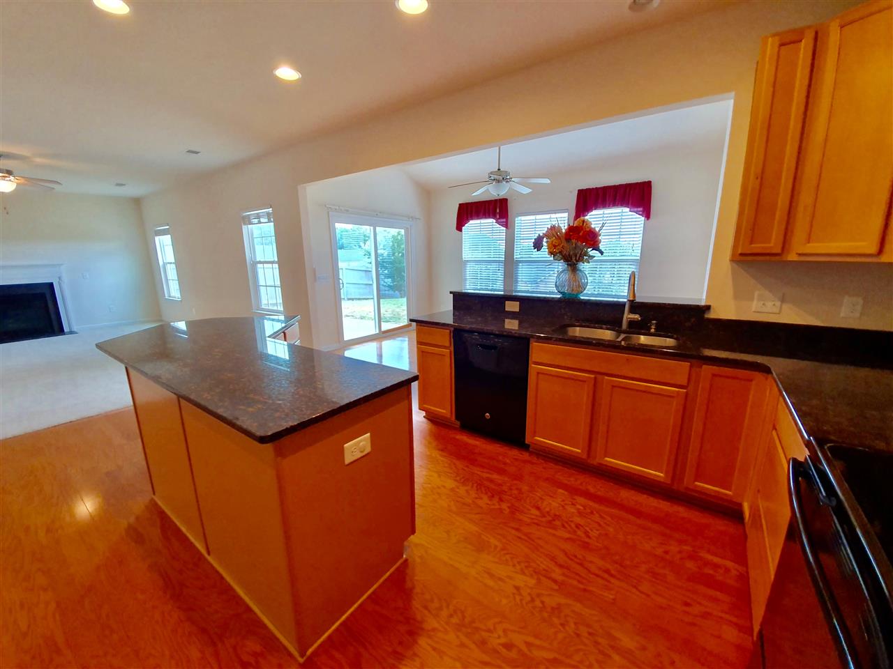 729 Ethridge Point Boiling Springs, SC 29316 - Photo 5 of 22 Kitchen