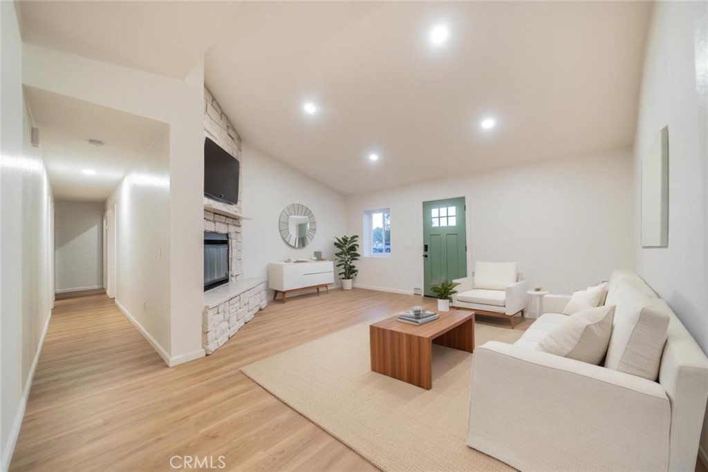 16754 Pauhaska Road Apple Valley, CA 92307 - Photo 5 of 19 a living room with furniture