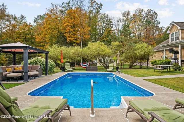 $1,150,000 | 321 Hemlock Drive, Lake Ariel, PA 18436