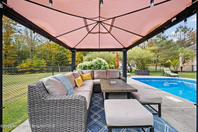 $1,150,000 | 321 Hemlock Drive, Lake Ariel, PA 18436