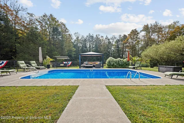 $1,150,000 | 321 Hemlock Drive, Lake Ariel, PA 18436