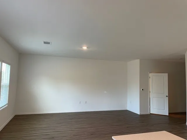 a view of yard with a small yard