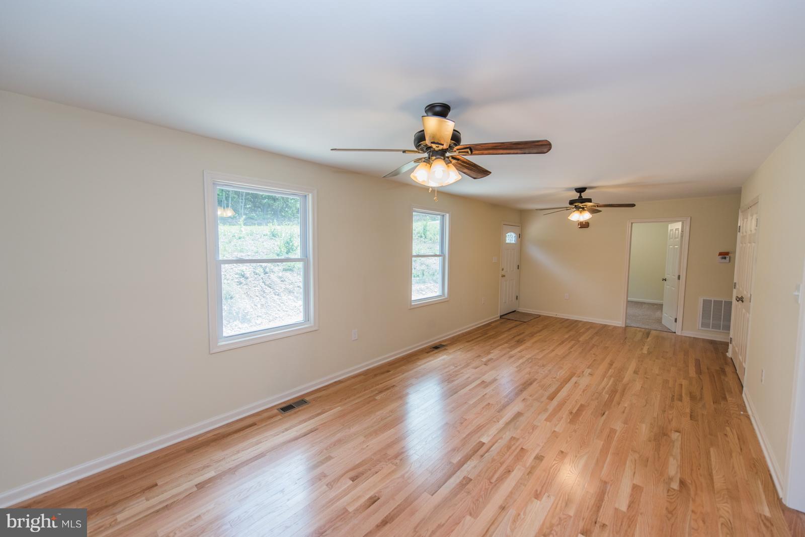 Soper Berkeley Springs, WV 25411 - Photo 6 of 26 Living Room