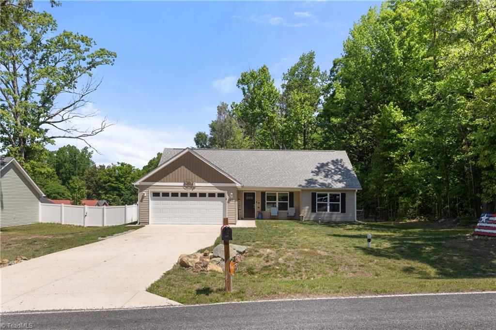 147 Lambeth Road Thomasville, NC 27360 - Photo 3 of 40