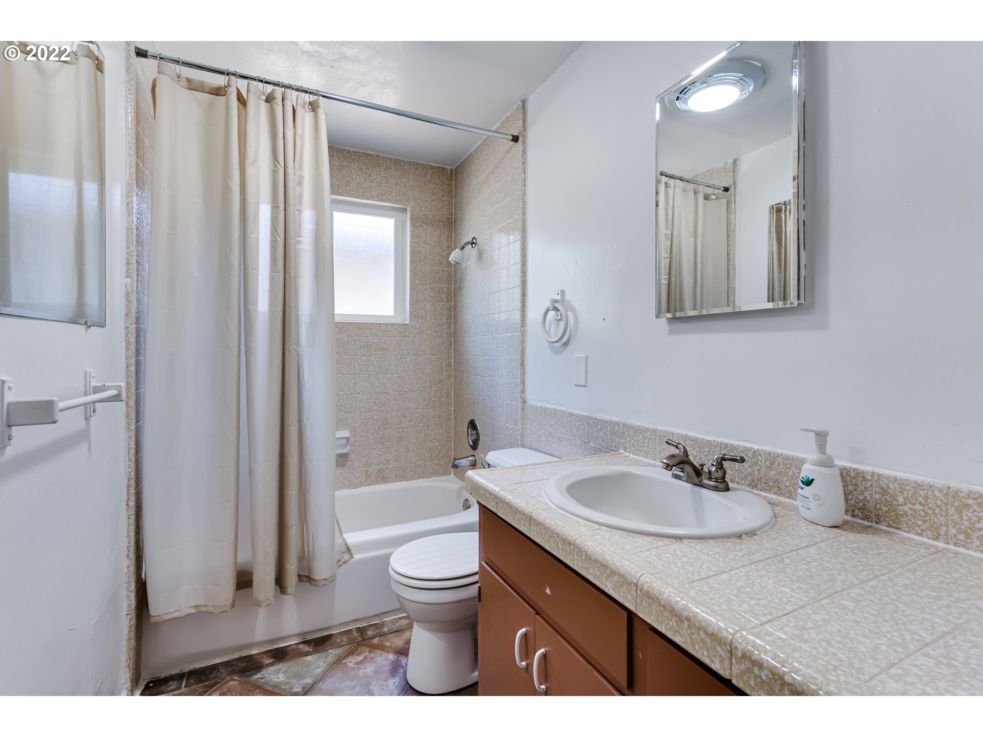 425 South 38th Street Springfield, OR 97478 - Photo 23 of 23 a bathroom with a sink a toilet and shower