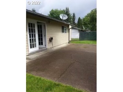 425 South 38th Street Springfield, OR 97478 - Photo 3 of 23 a house view with a outdoor space