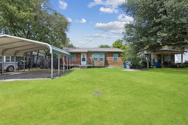 a view of house with a yard