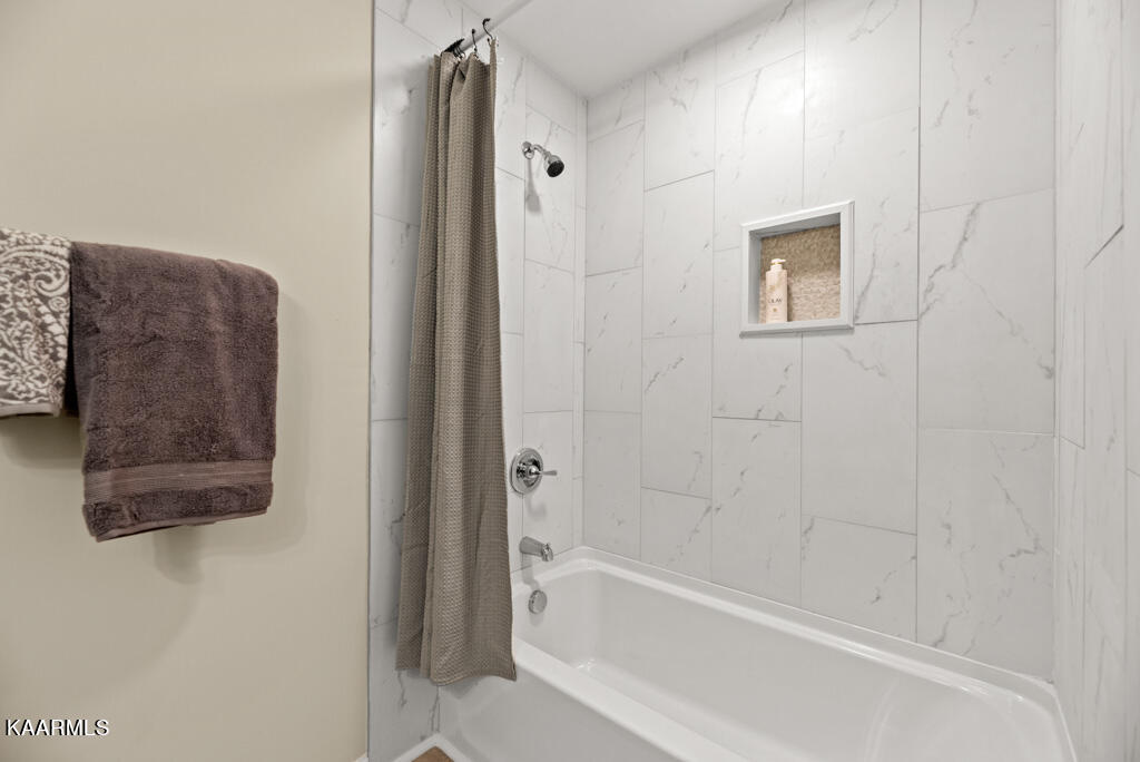 308 McFee Road Knoxville, TN 37934 - Photo 15 of 43 Main Bathroom