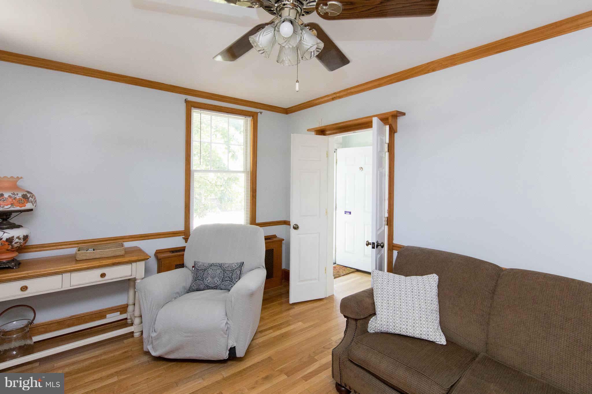 4707 Edmonston Road Hyattsville, MD 20781 - Photo 5 of 30 Living Room