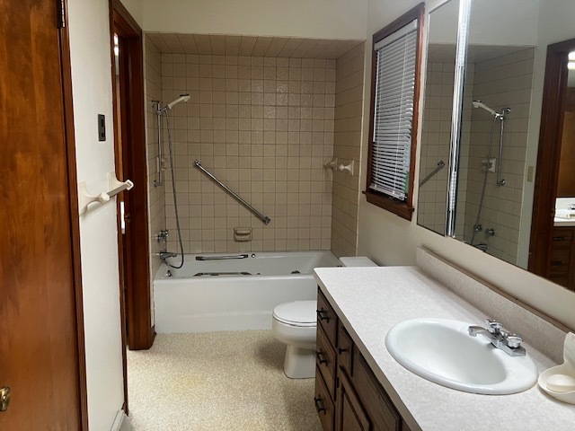 4015 East 1st Road Mendota, IL 61342 - Photo 20 of 45 a bathroom with a sink a toilet and shower