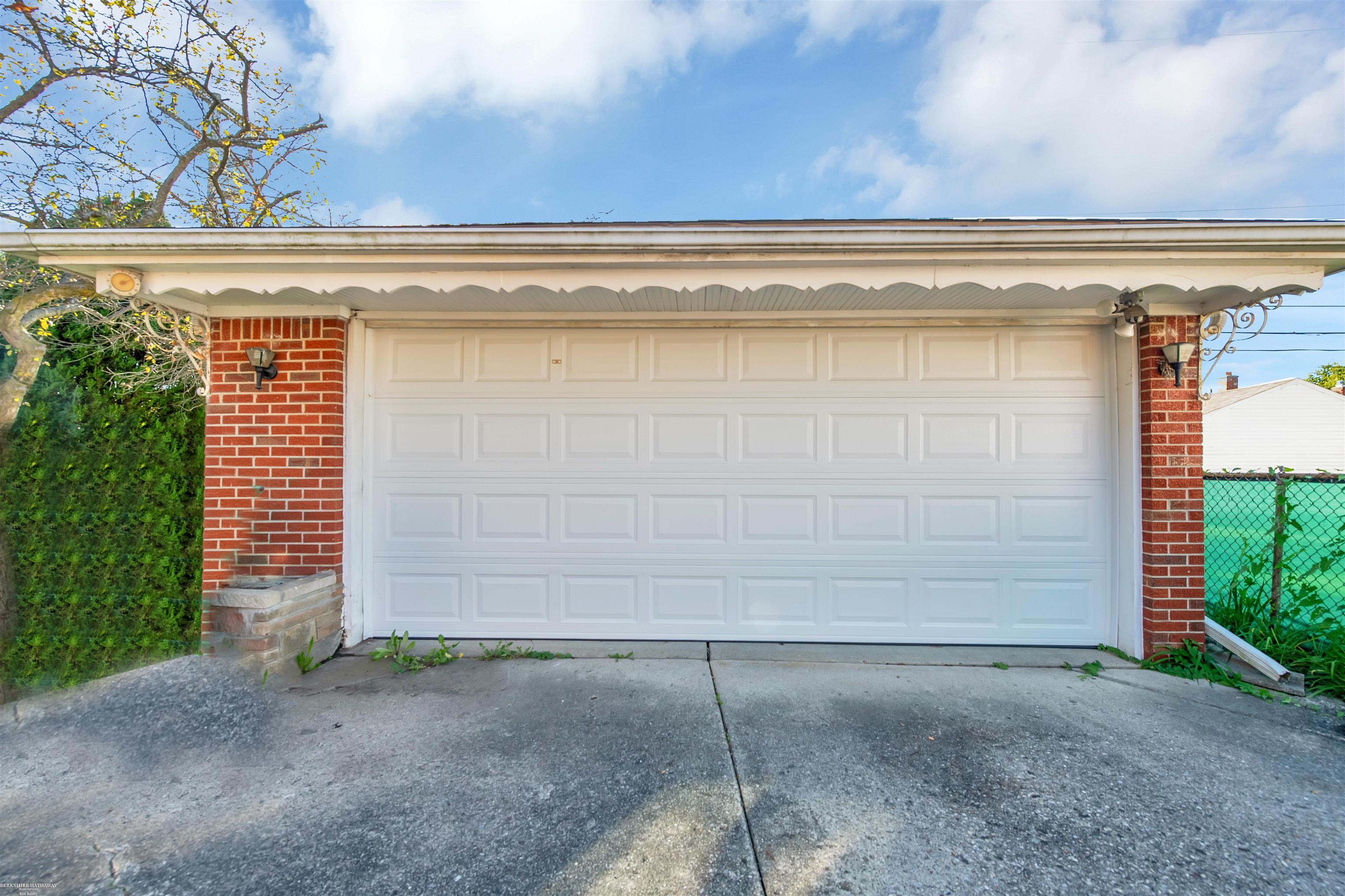24615 Ridgecroft Avenue Eastpointe, MI 48021 - Photo 23 of 30 50169803-7BD59460-8C4C-4088-91A8-48524E1163F6.JPG
