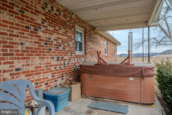 a view of entryway with outdoor seating