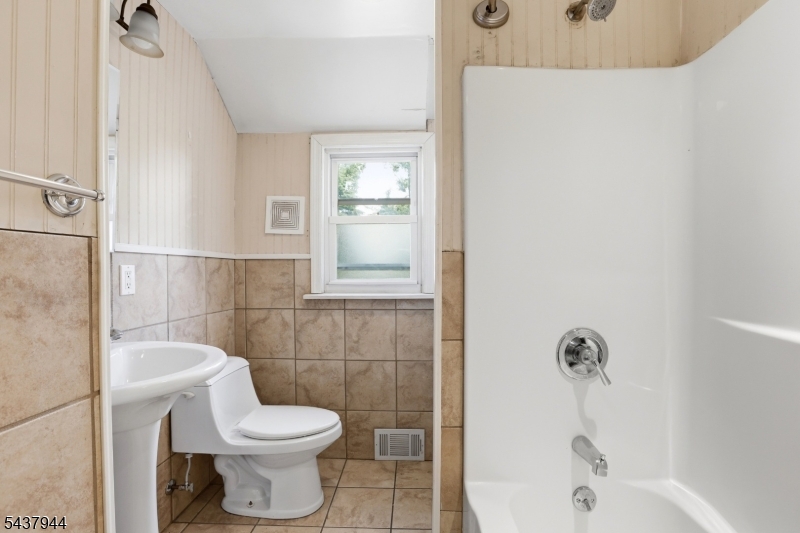 641 Greenbrook Road North Plainfield, NJ 07063 - Photo 19 of 36