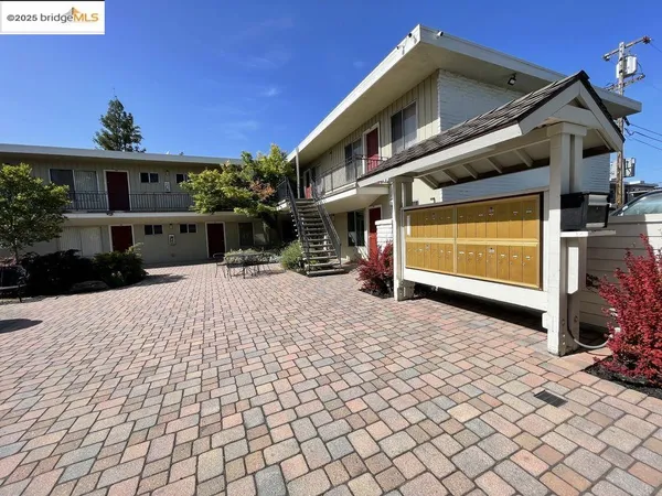 $1,699 | 1651 Detroit Avenue, Unit 211, Concord, CA 94520