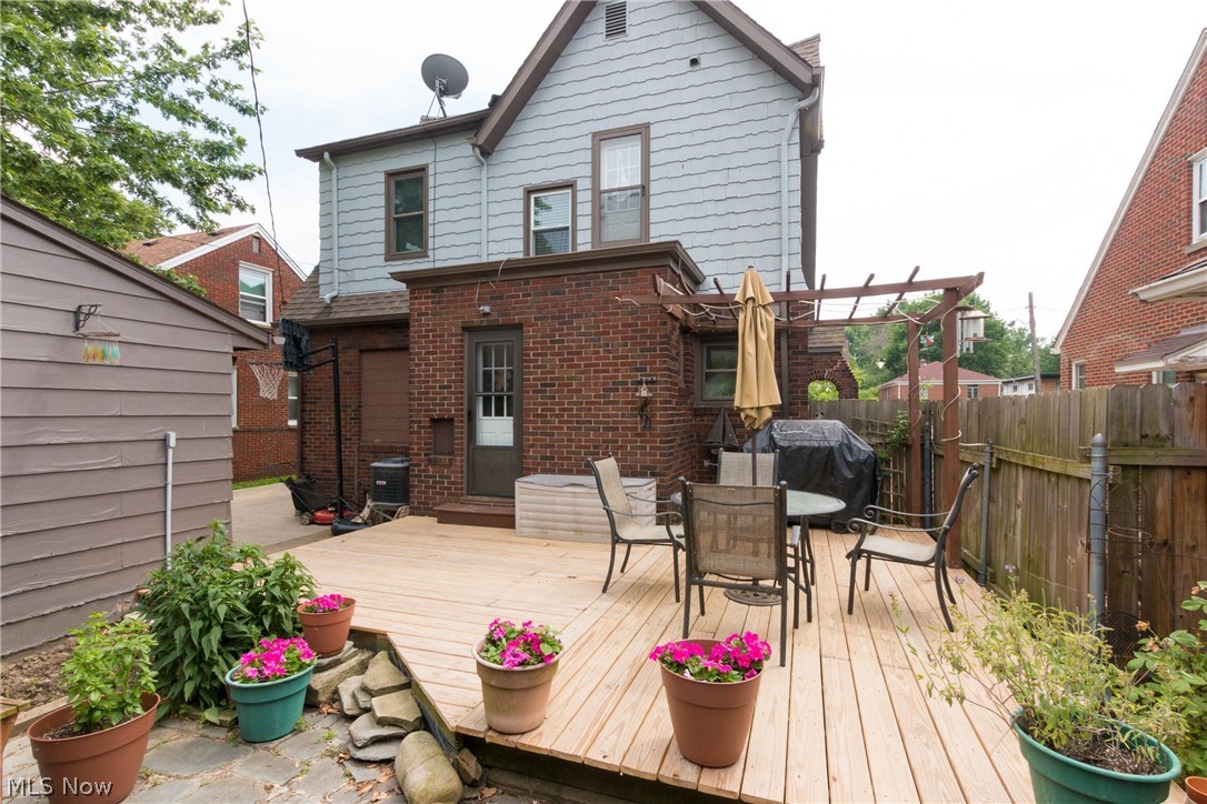 17407 Neff Road Cleveland, OH 44119 - Photo 30 of 35 Private garden with deck...