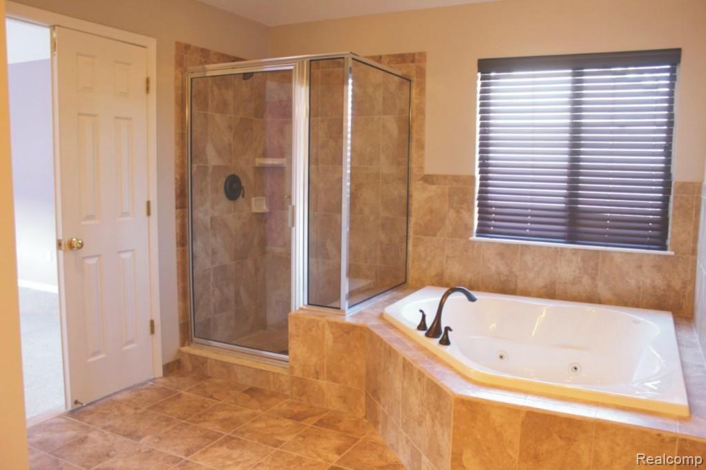 3494 Connors Drive Rochester, MI 48307 - Photo 22 of 28 Master Bath.jpg