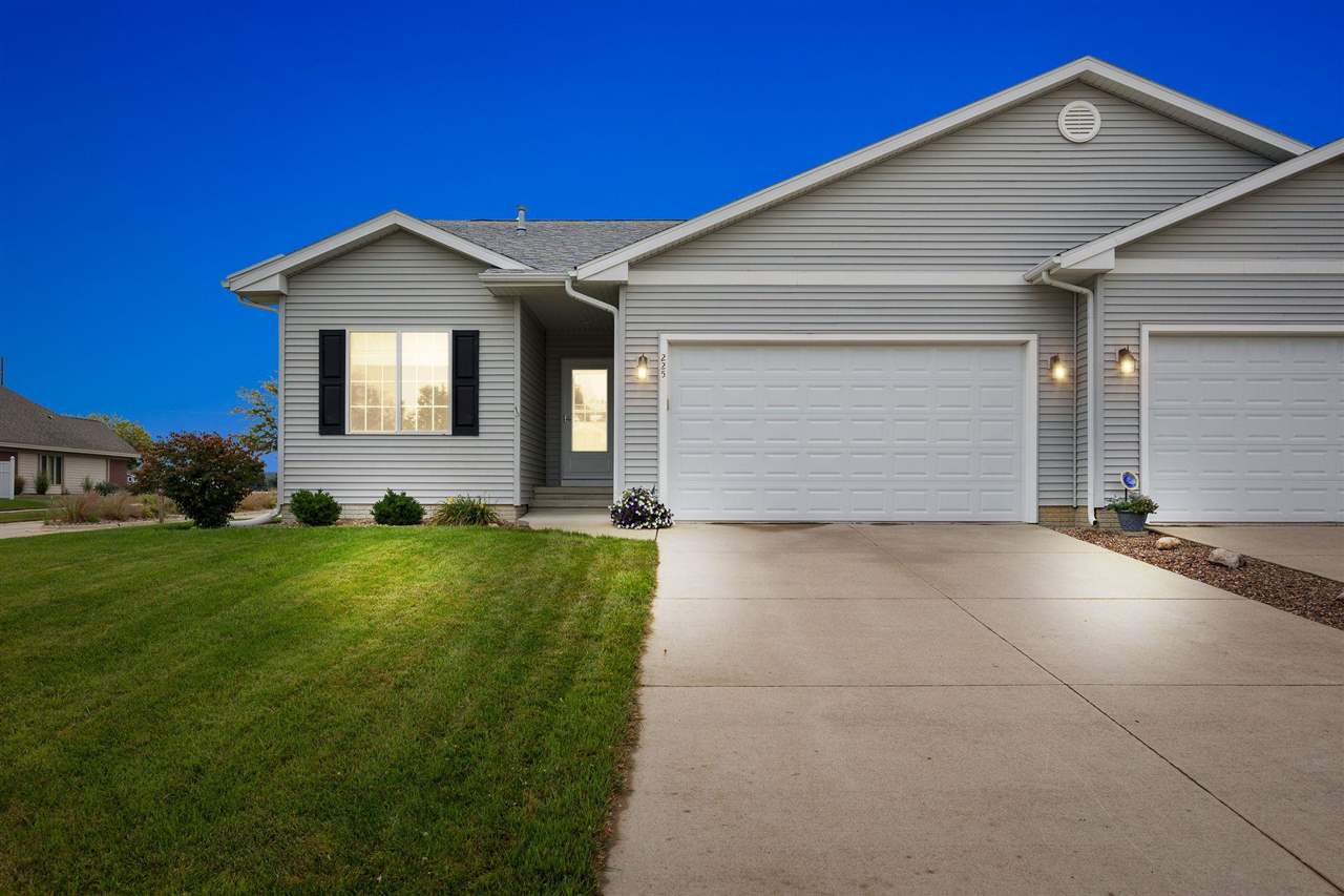 225 Ridgewood Drive Hiawatha, IA 52233 - Photo 3 of 34 Gallery Image 3