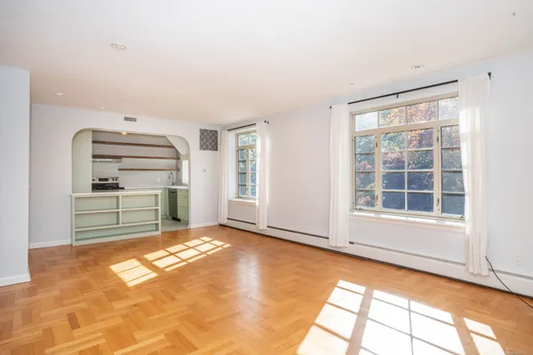 a view of livingroom with furniture