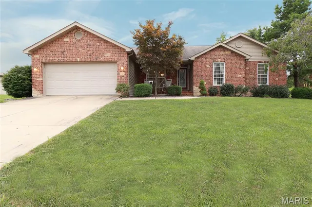 $325,000 | 414 Bluff Meadows Drive, Valmeyer, IL 62295