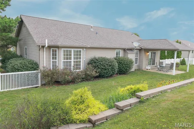 $325,000 | 414 Bluff Meadows Drive, Valmeyer, IL 62295