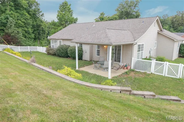 $325,000 | 414 Bluff Meadows Drive, Valmeyer, IL 62295