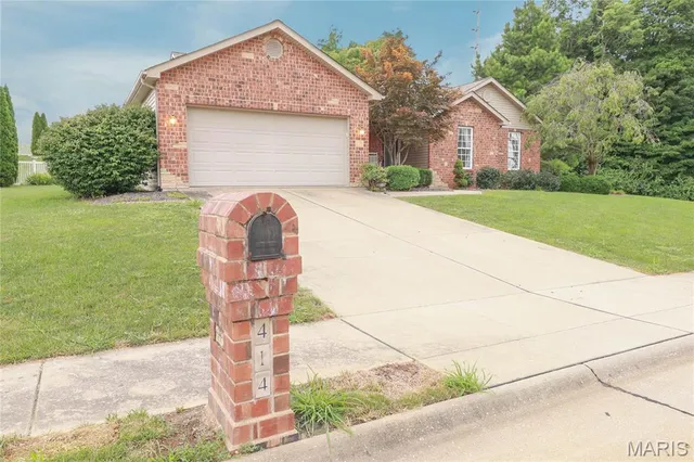 $325,000 | 414 Bluff Meadows Drive, Valmeyer, IL 62295