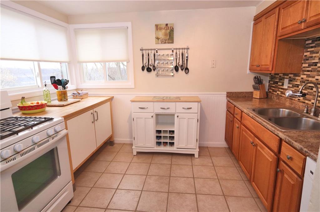 579 Lindsay Road Carnegie, PA 15106 - Photo 7 of 20 Gallery Image 7