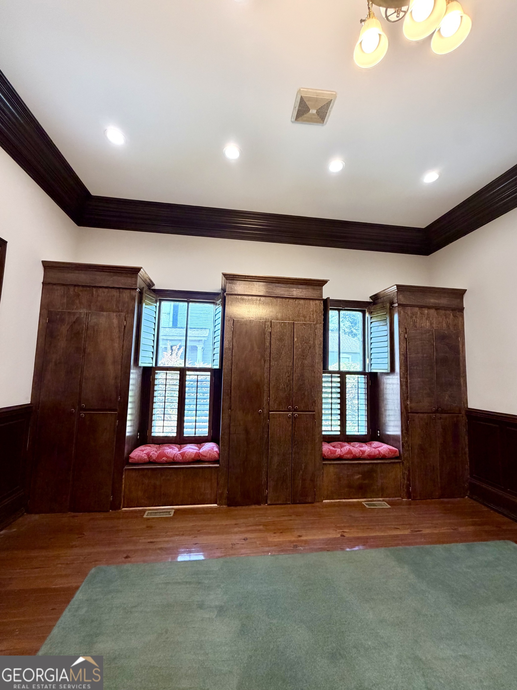610 North Ridge Avenue Tifton, GA 31794 - Photo 17 of 32 a living room with painted walls
